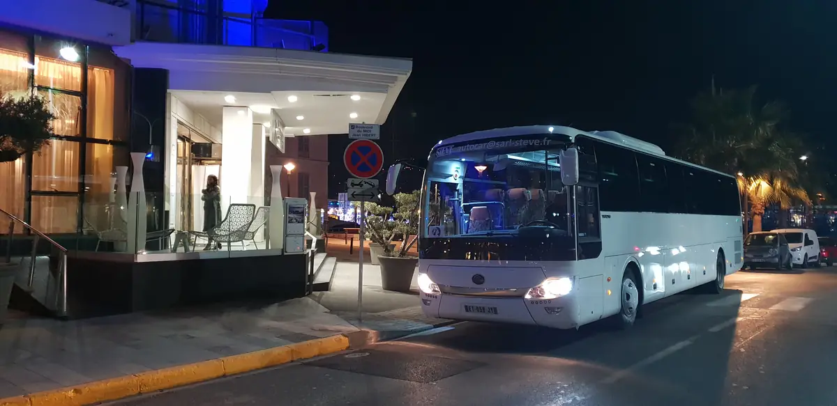 Autocar SARL Steve de nuit devant un hôtel de la Côte d'Azur